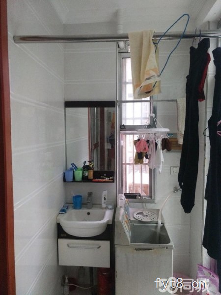 新区 六里 欧陆花苑小区一楼带院 精装 仅售90万满五唯一