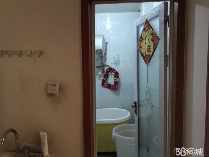 法姬娜简装一楼带院三室101平方产证齐全可以过户按揭五无税